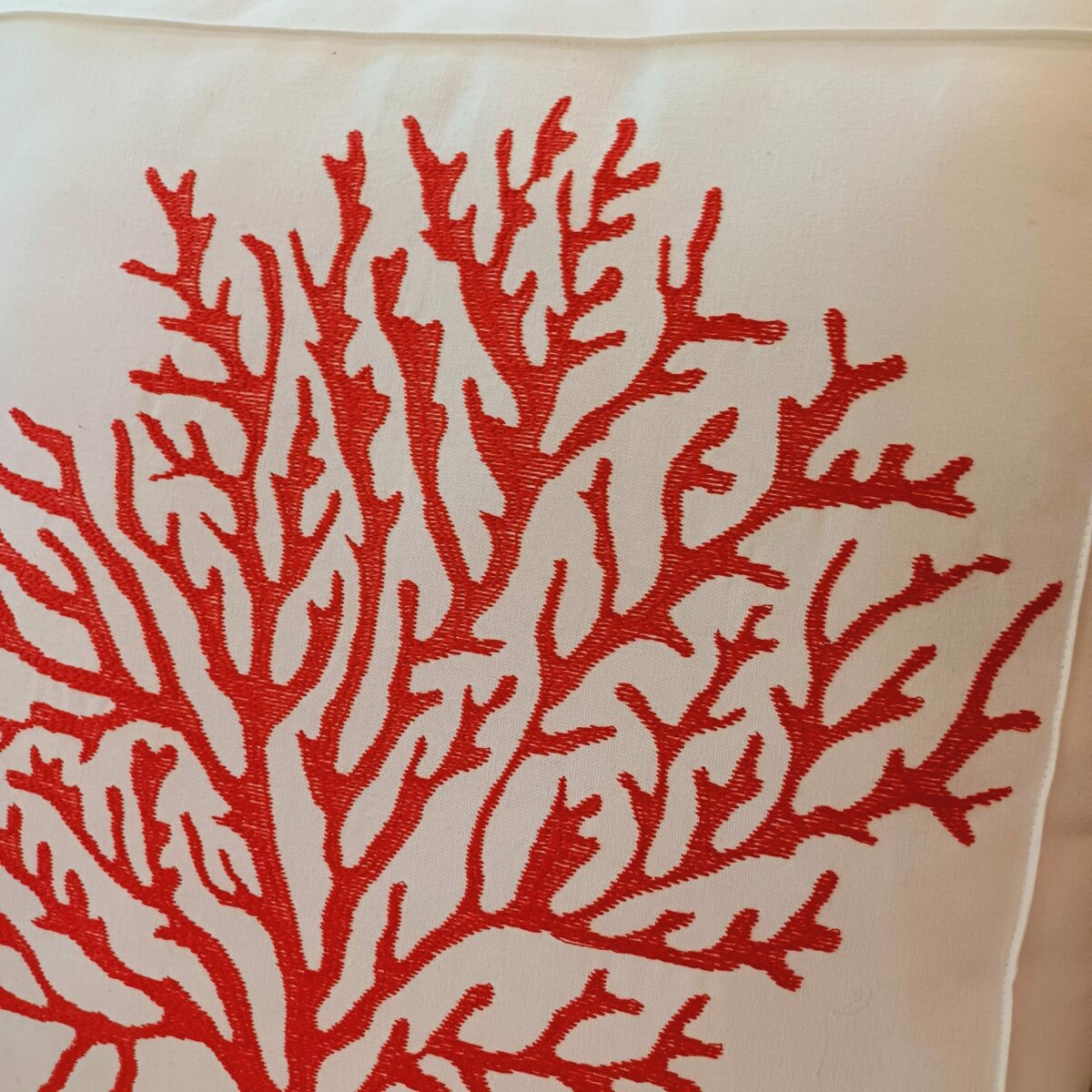 Almofada em Linho Coral Bordado - Coleção Alto Padrão - Image 4