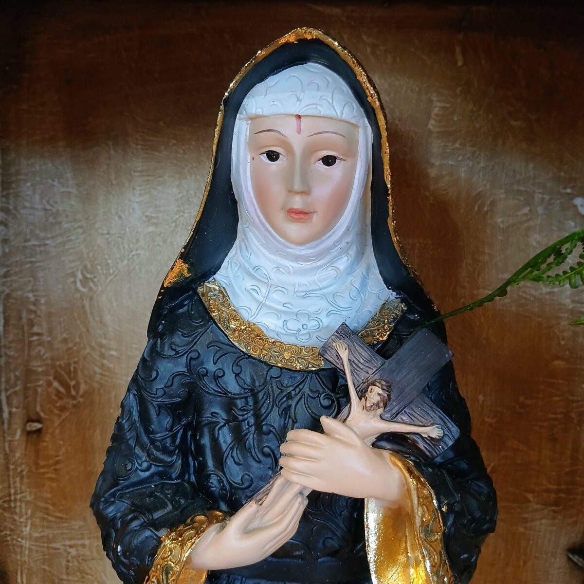 Escultura Santa Rita em Resina - 43 cm de Altura - Image 4