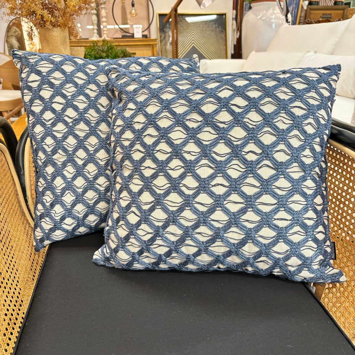 Almofada em Crochê Rendada Azul 52x52 cm - Fino Acabamento