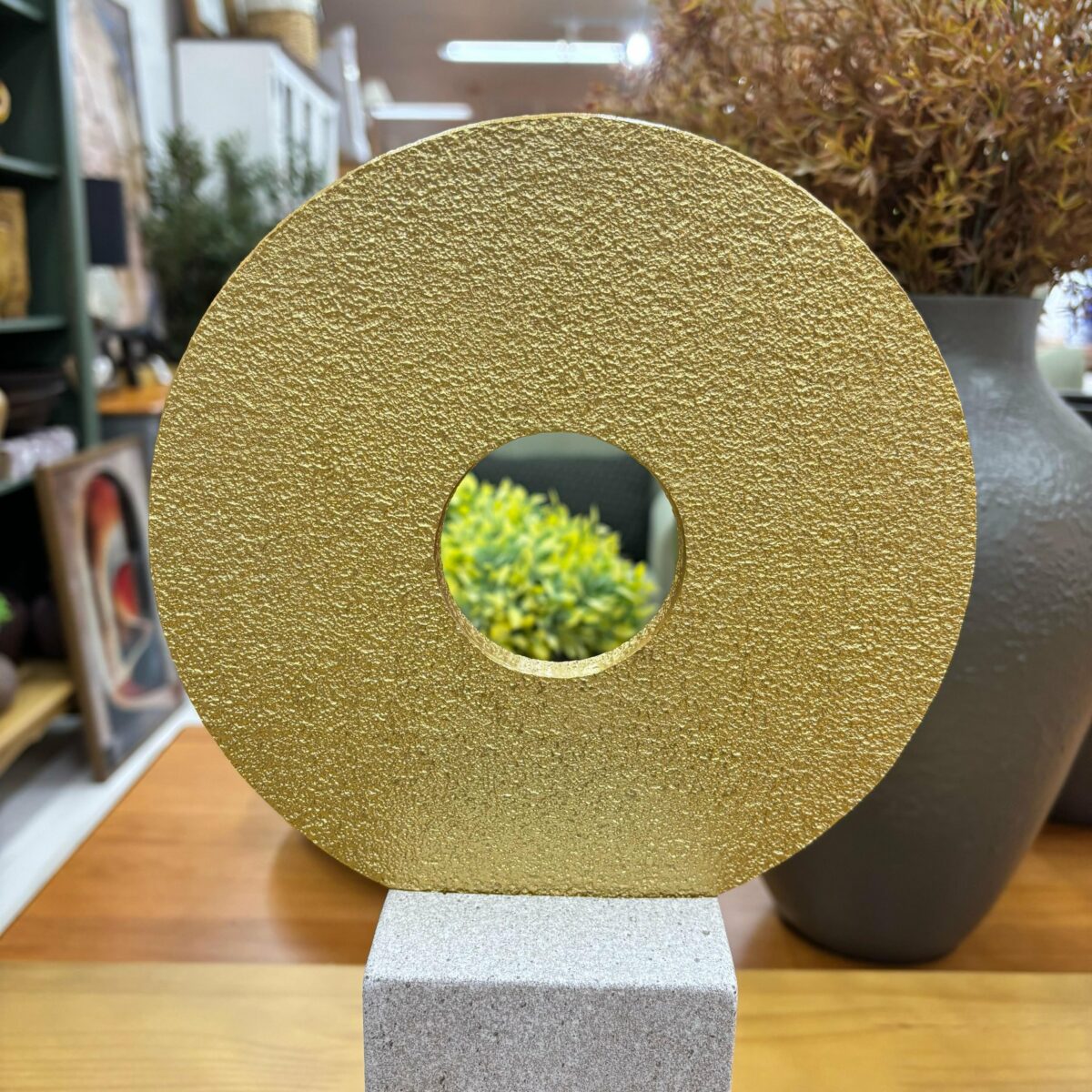 Escultura Abstrata Dourada em Resina - 34 cm de Altura - Image 3