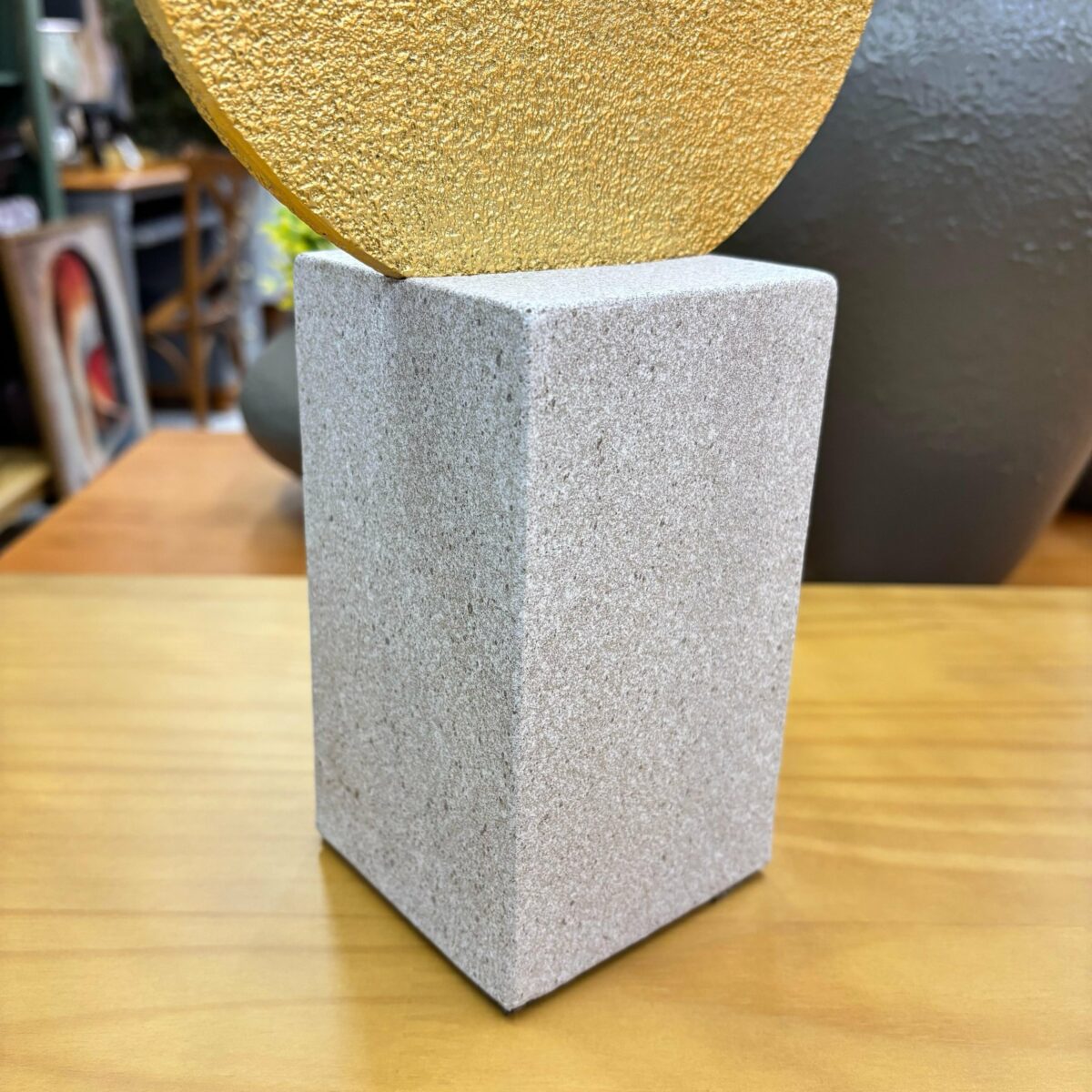 Escultura Abstrata Dourada em Resina - 34 cm de Altura - Image 4