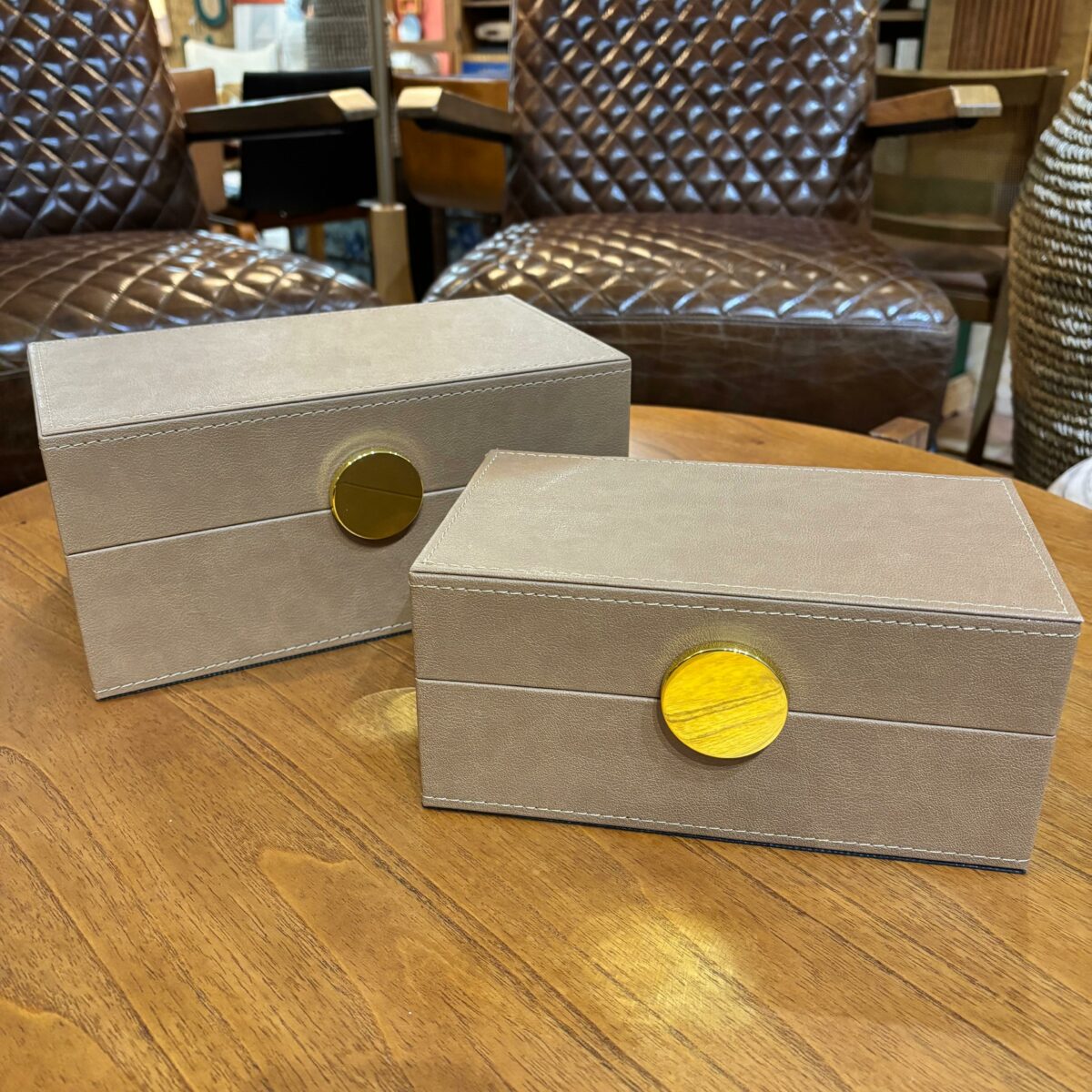 Conjunto com 2 Caixas Decorativas em Couro Sintético com Detalhe Dourado - Imagem 2