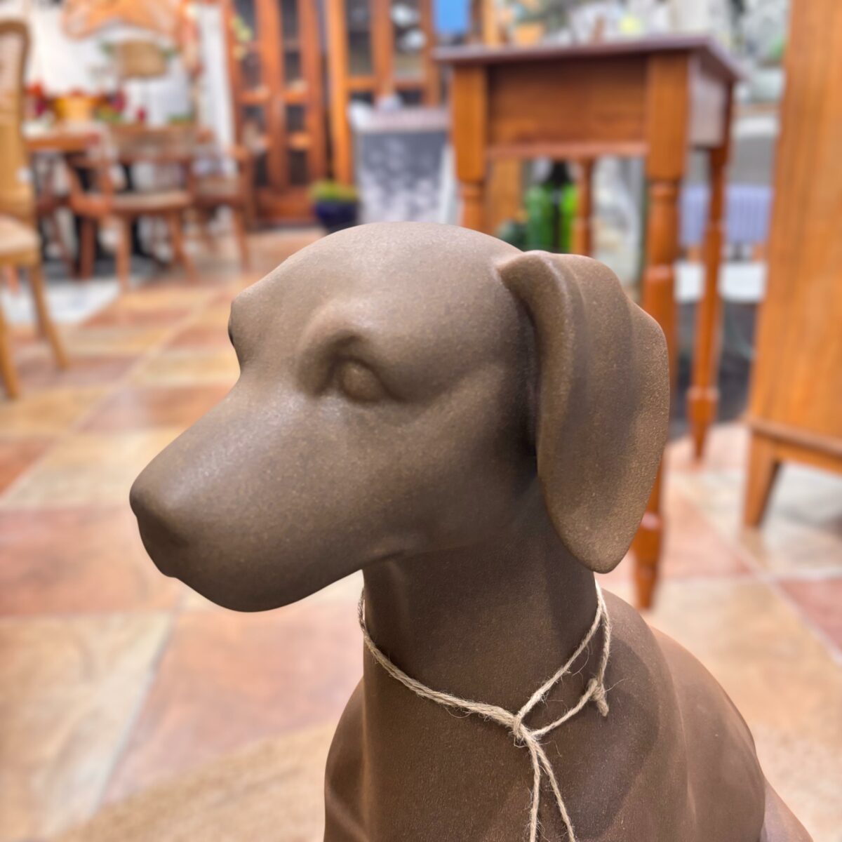 Escultura Cachorro Sentado em Resina| 60 cm de Altura - Imagem 3