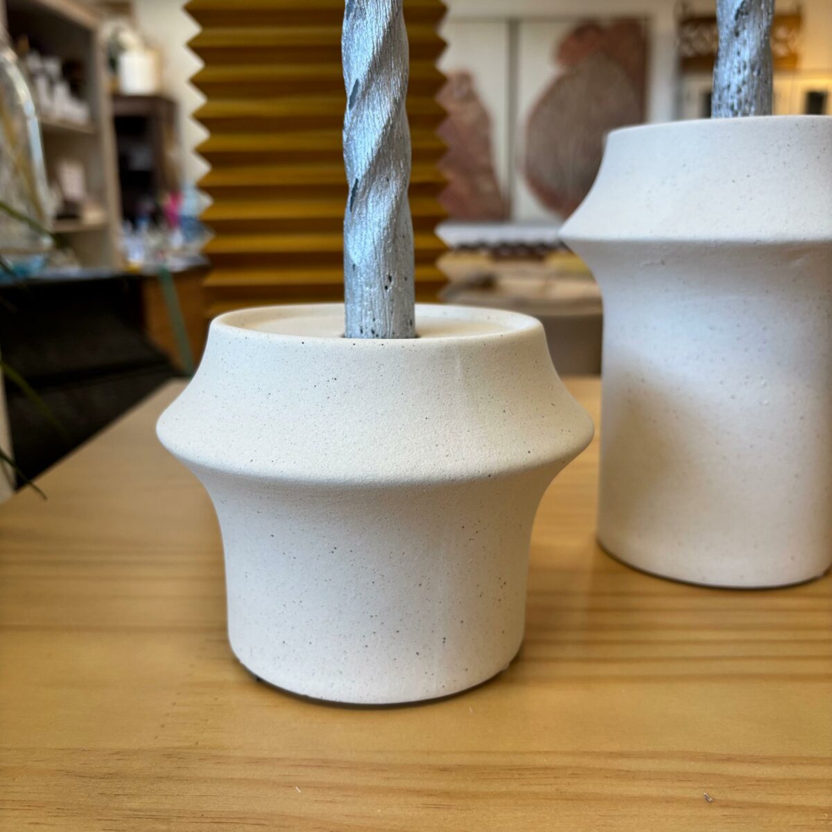 Porta-Velas em Cerâmica Off-White – Conjunto com 2 Peças - Imagem 3