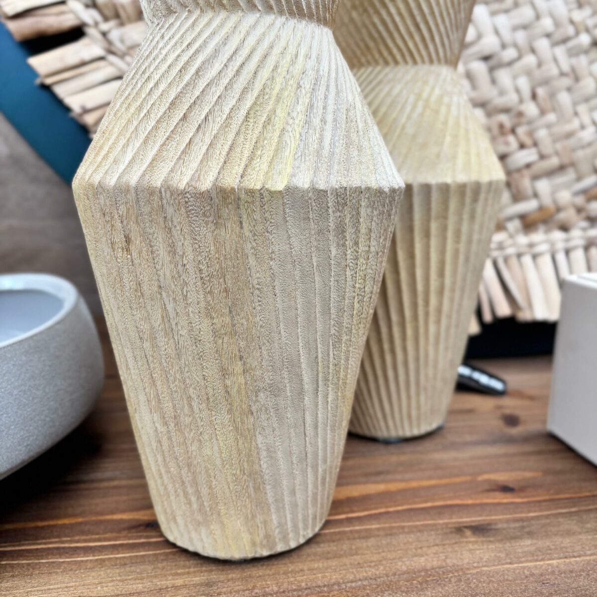 Vaso em Polirresina - 31 cm de Altura - Image 3