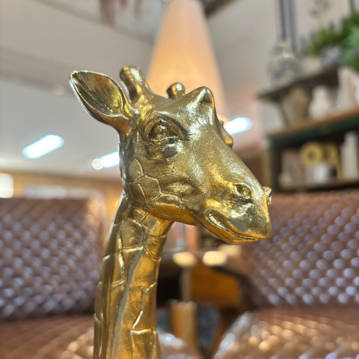 Escultura de Girafa Dourada em Poliresina - Imagem 4