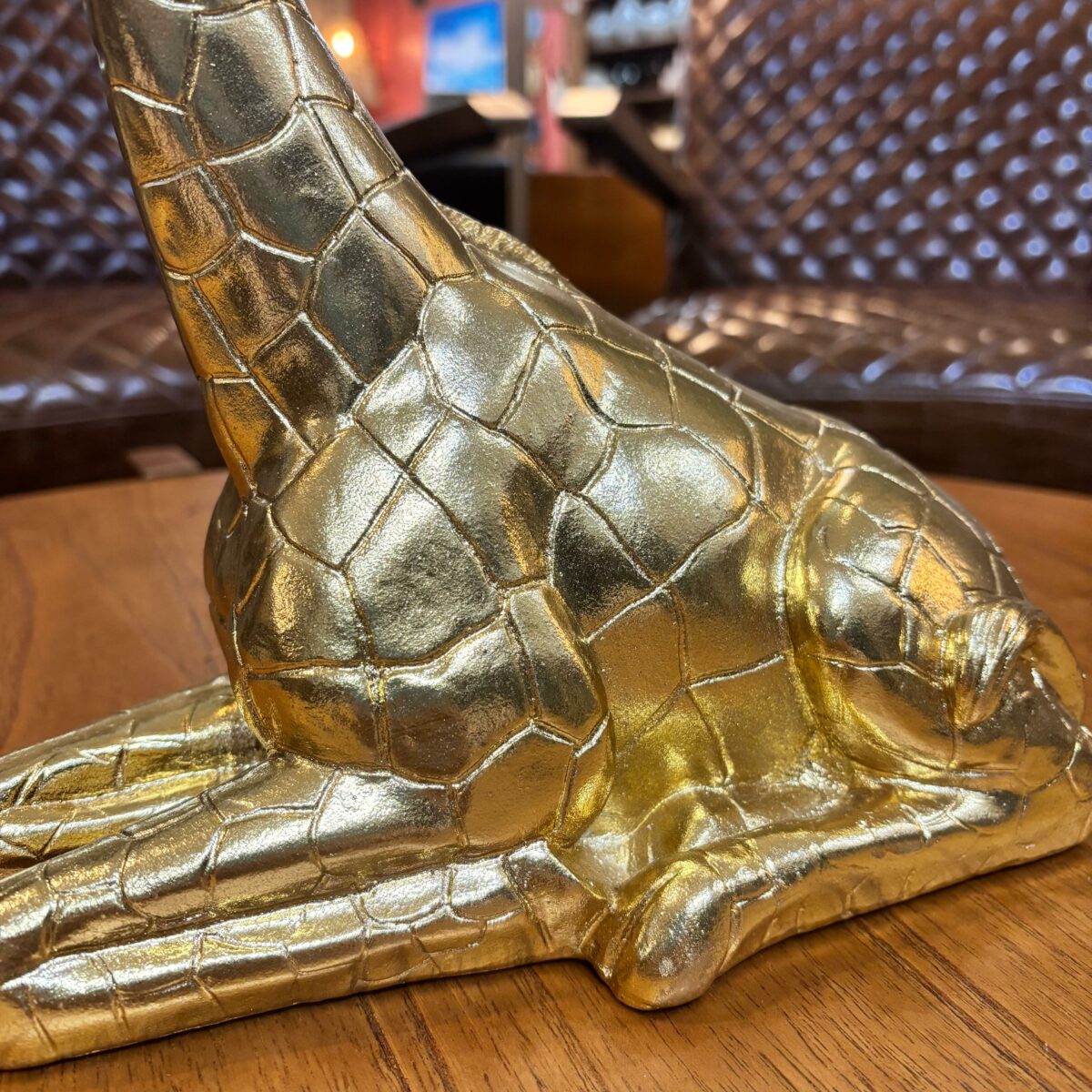 Escultura de Girafa Dourada em Poliresina - Imagem 5
