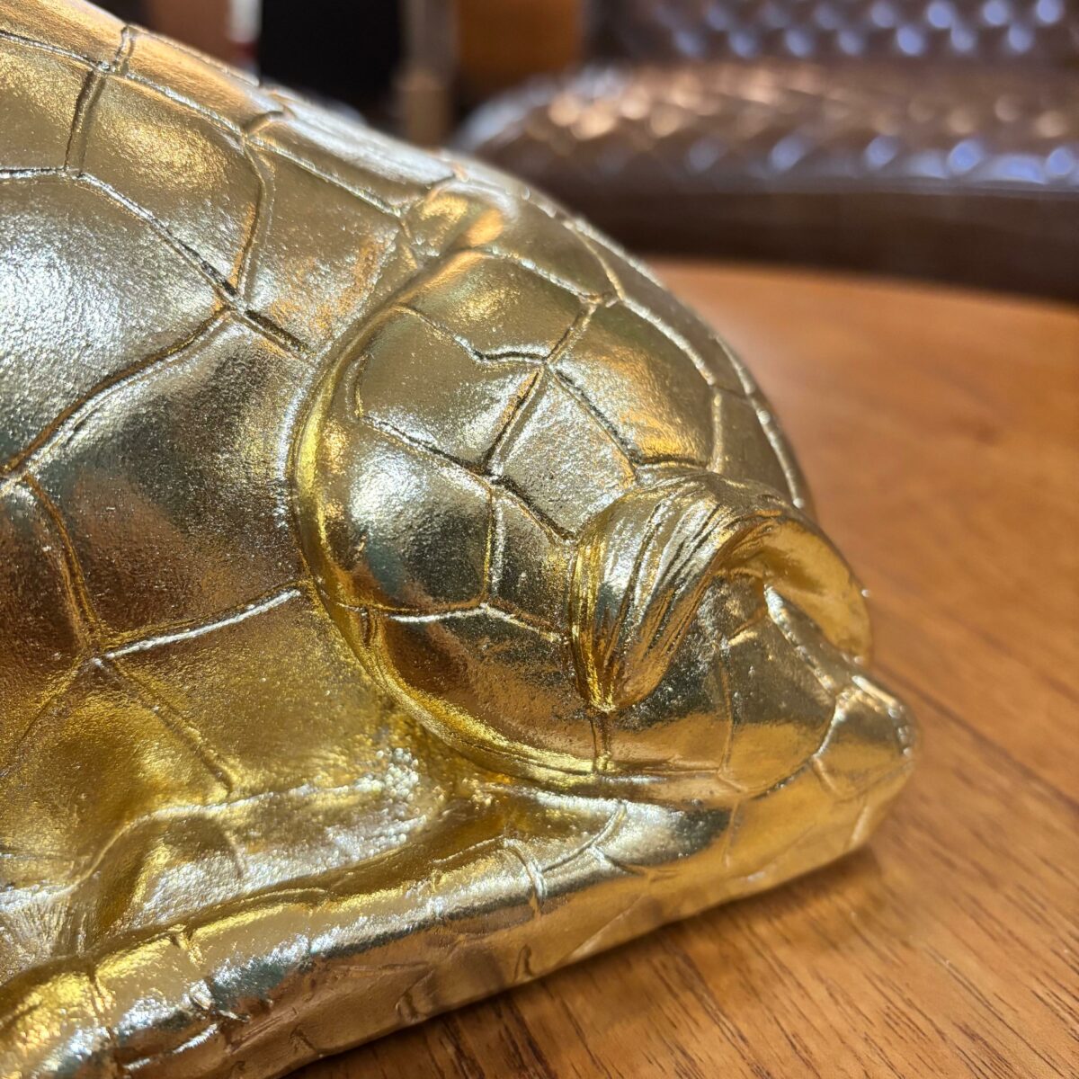 Escultura de Girafa Dourada em Poliresina - Imagem 3