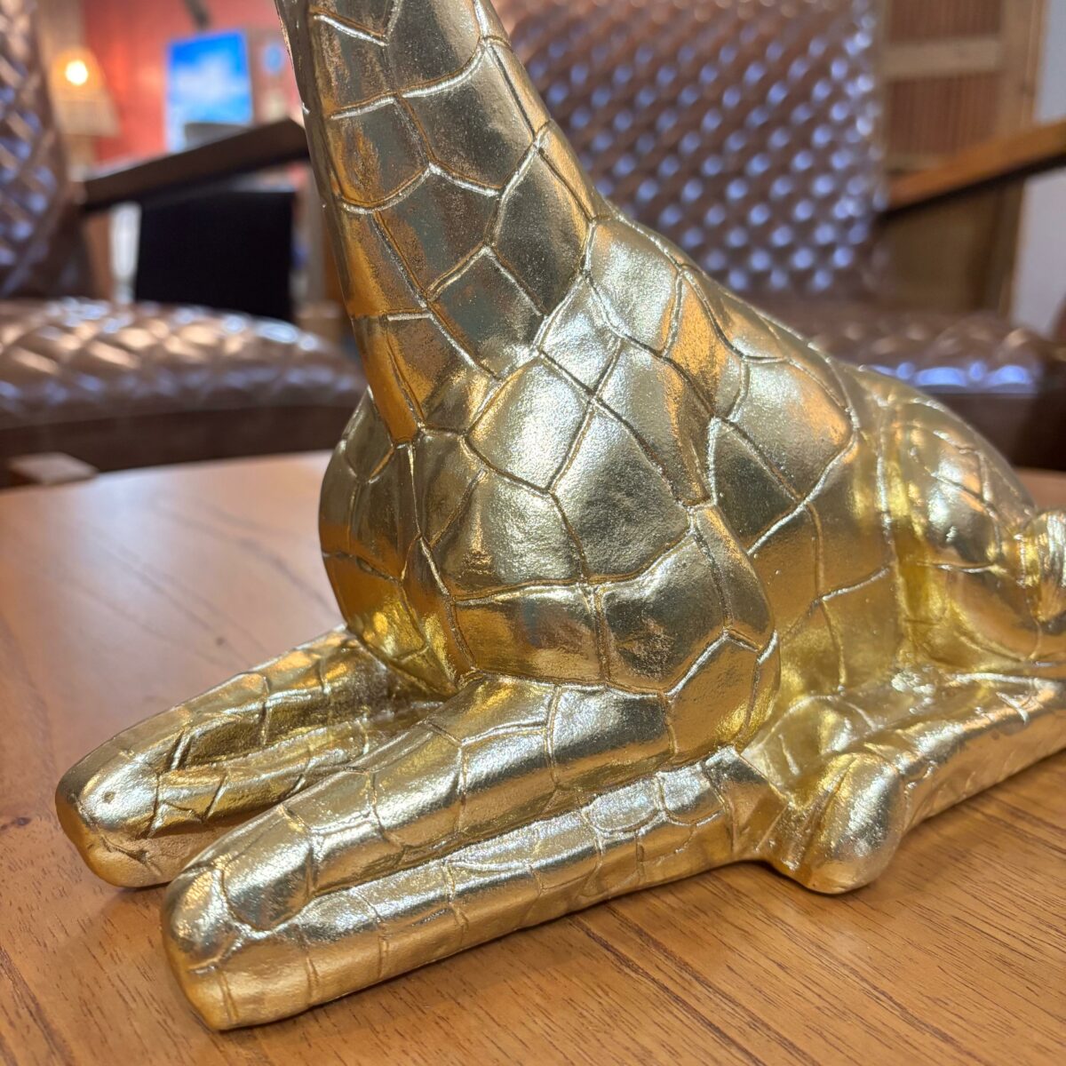 Escultura de Girafa Dourada em Poliresina - Imagem 2