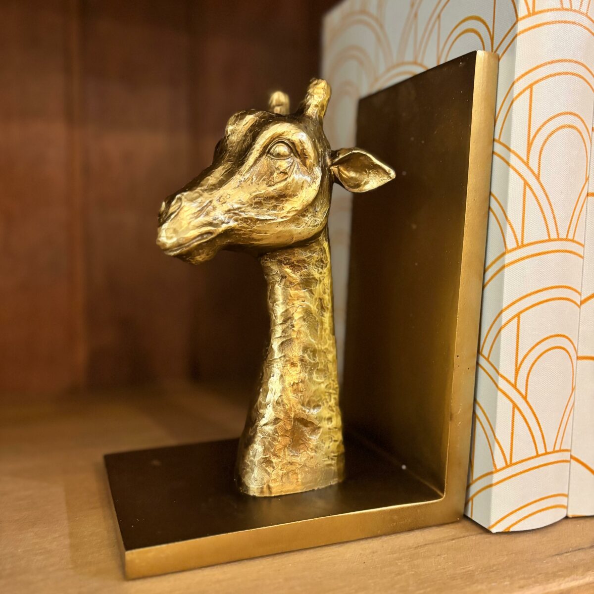 Aparador de Livros Girafa Dourado em Poliresina – Decoração Sofisticada para Livros - Imagem 4