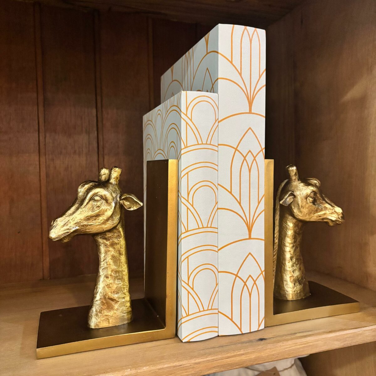 Aparador de Livros Girafa Dourado em Poliresina – Decoração Sofisticada para Livros - Imagem 2