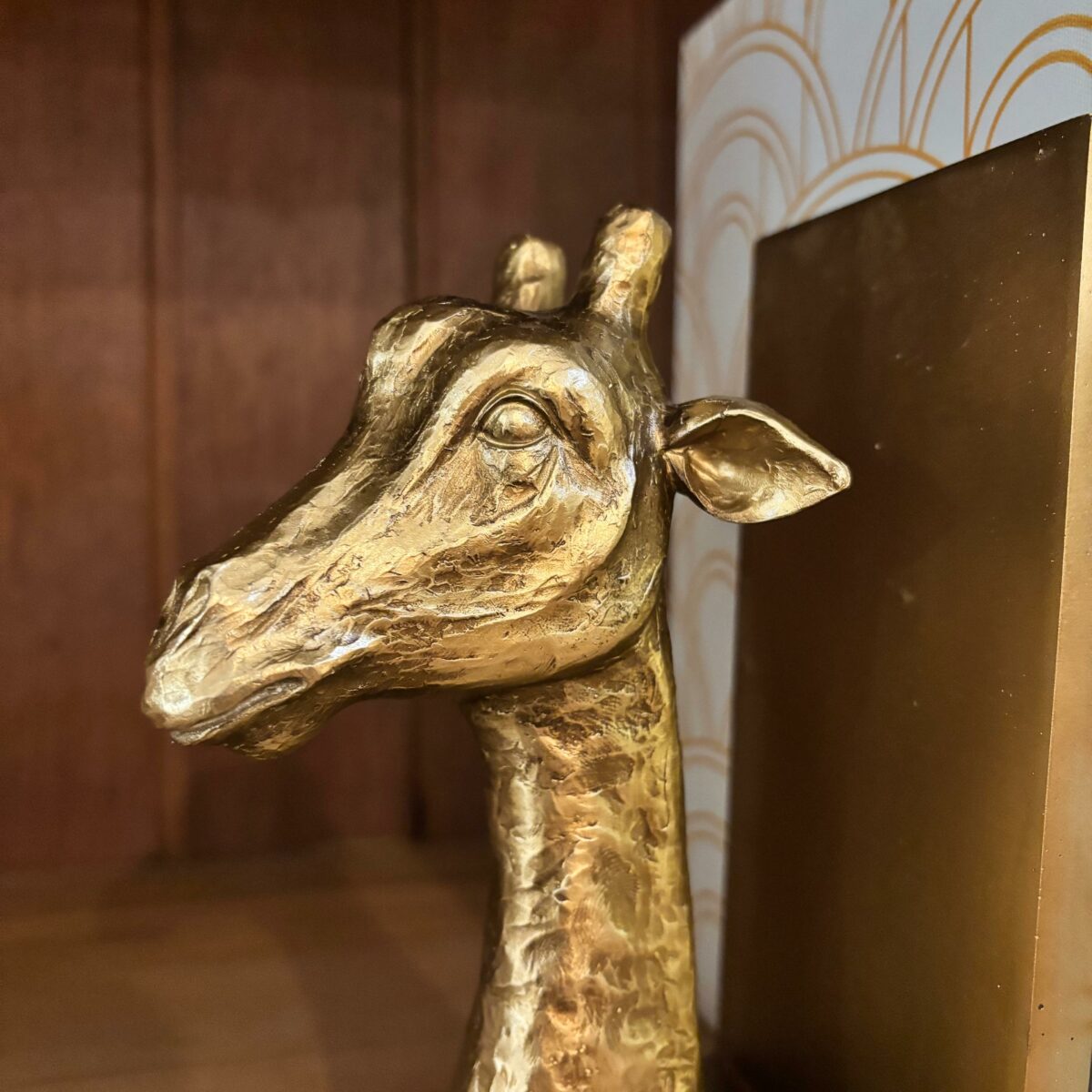 Aparador de Livros Girafa Dourado em Poliresina – Decoração Sofisticada para Livros - Imagem 3