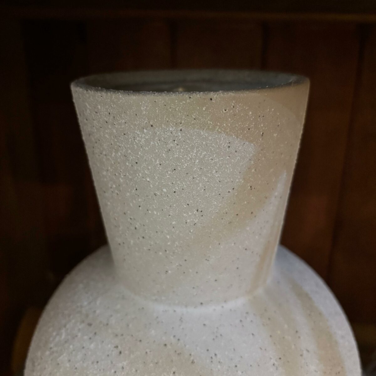 Vaso em Cerâmica Cinza Texturizado com Efeito Areia - Image 5