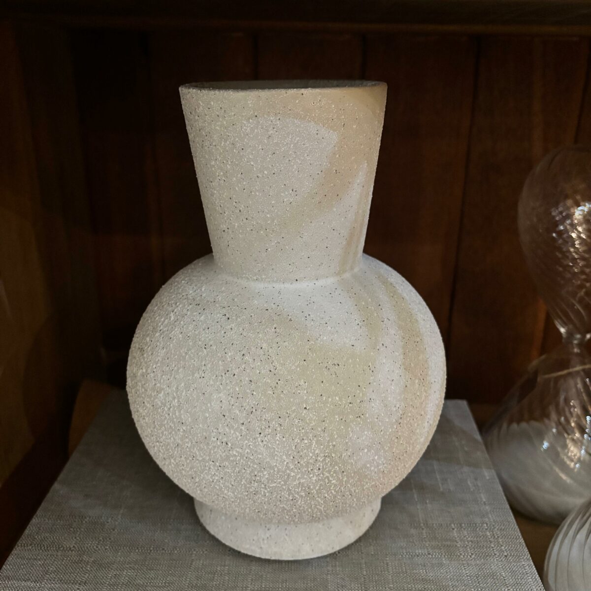 Vaso em Cerâmica Cinza Texturizado com Efeito Areia - Image 3