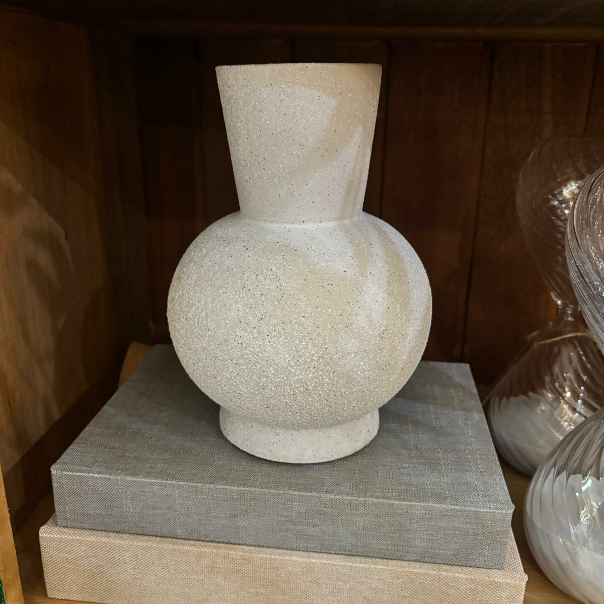 Vaso em Cerâmica Cinza Texturizado com Efeito Areia - Image 2