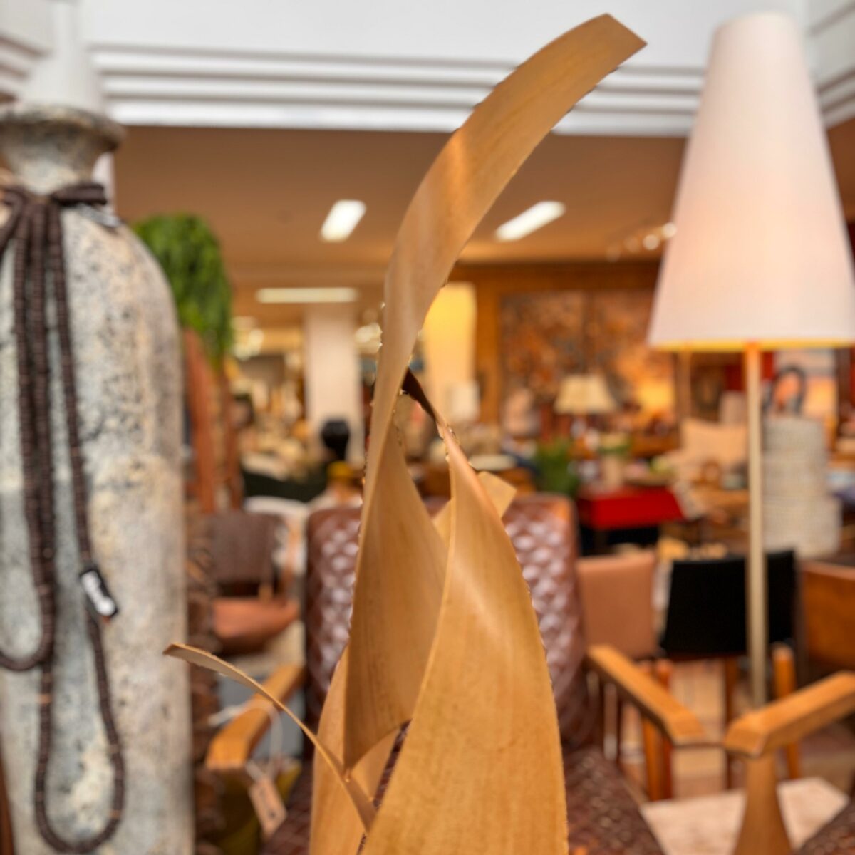 Escultura Abstrata em Metal Dourado Artesanal – Movimento Ondas - Imagem 3