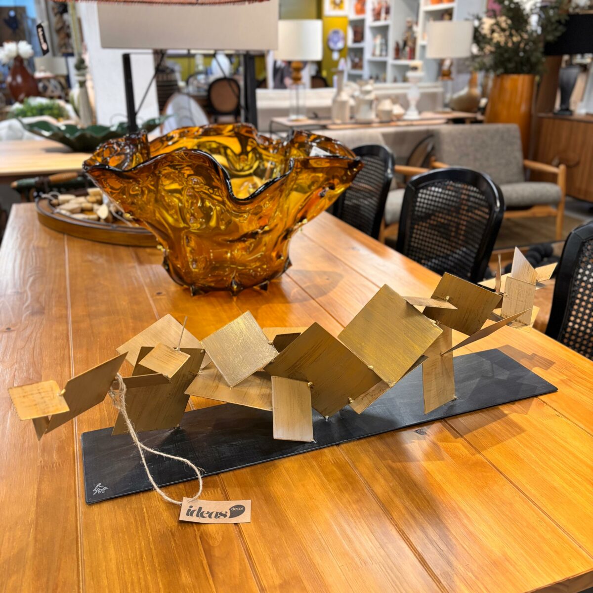 Escultura Abstrata Horizontal em Metal Dourado Artesanal - Imagem 5