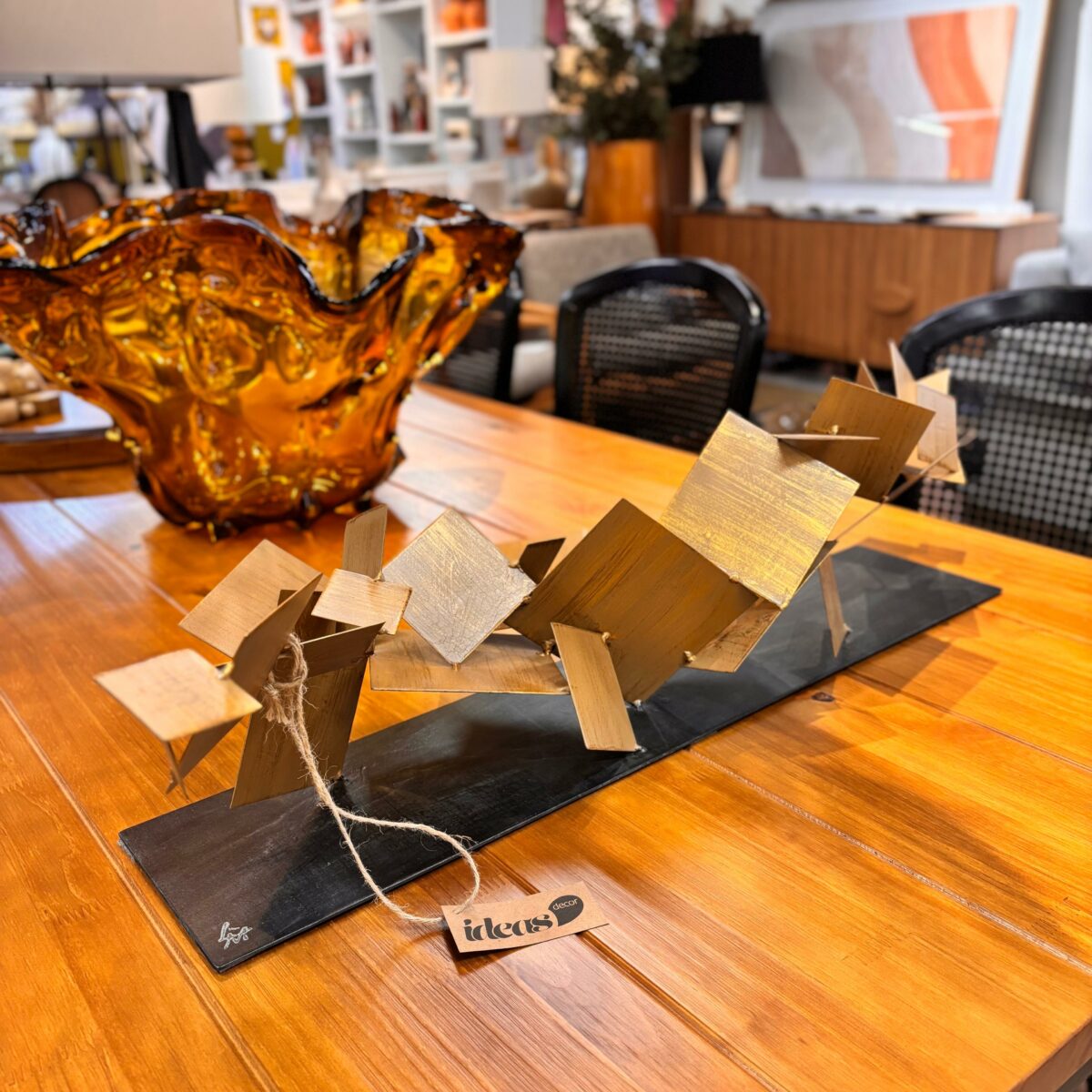Escultura Abstrata Horizontal em Metal Dourado Artesanal - Imagem 6