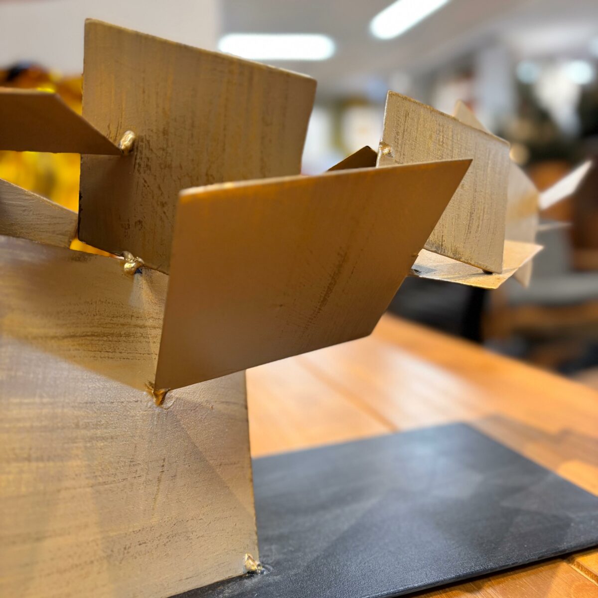 Escultura Abstrata Horizontal em Metal Dourado Artesanal - Imagem 4