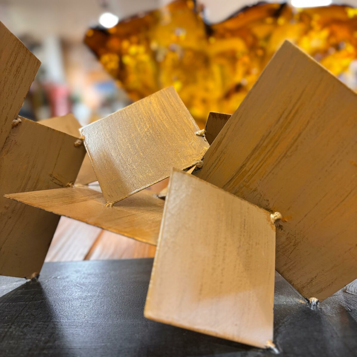 Escultura Abstrata Horizontal em Metal Dourado Artesanal - Imagem 3