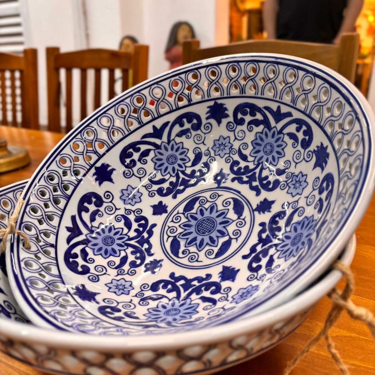 Bacia Decorativa em Cerâmica Esmaltada Azul e Branca - Image 5