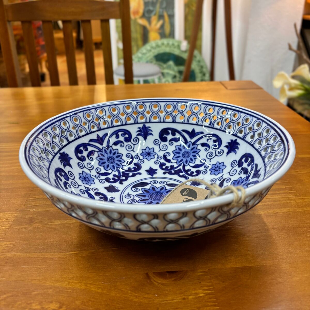 Bacia Decorativa em Cerâmica Esmaltada Azul e Branca - Image 3