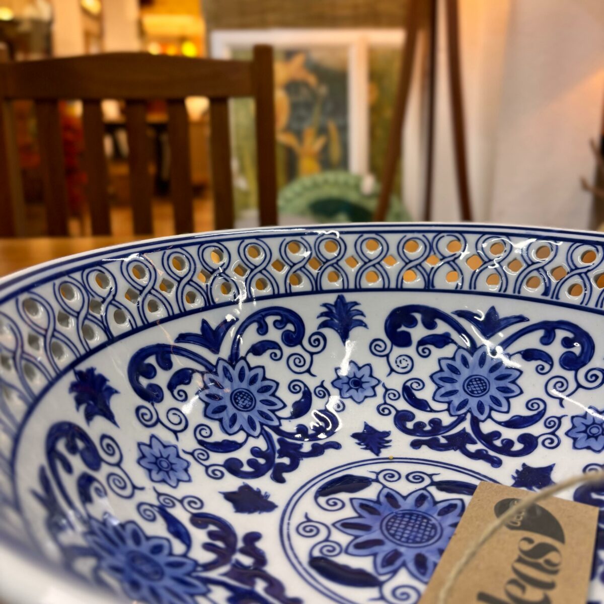 Bacia Decorativa em Cerâmica Esmaltada Azul e Branca - Image 2