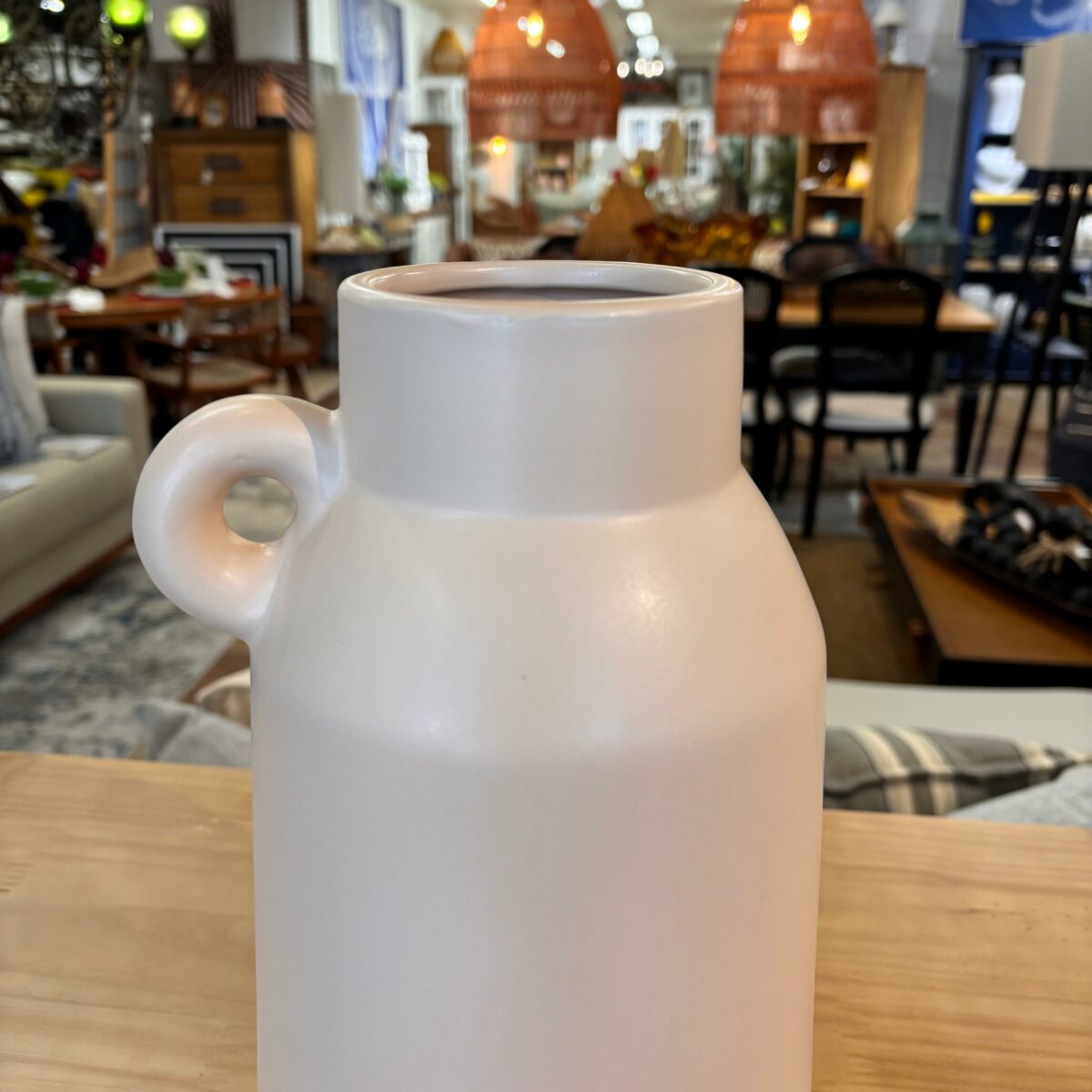 Vaso em Cerâmica Bege com Alça - Image 3