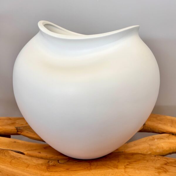 Vaso Branco Orgânico em Cerâmica Fina